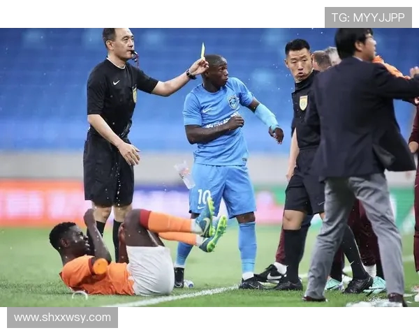 巴萨球迷赛前激烈抗议巴黎球队 集体辱骂并投掷杂物引发冲突